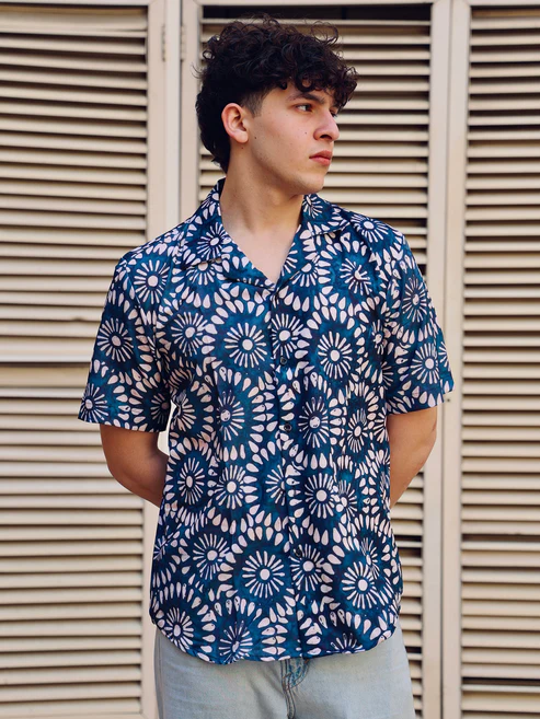 Men’s Indigo Sunburst Print Cuban Collar Shirt – Navy Blue Cream Batik Style Short Sleeve Button Down Relaxed Fit Summer Casual Beach Resort Wear
