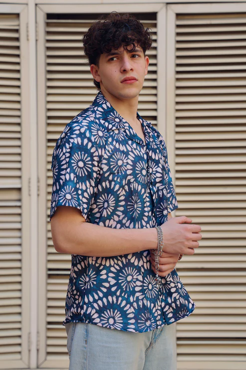 Men’s Indigo Sunburst Print Cuban Collar Shirt – Navy Blue Cream Batik Style Short Sleeve Button Down Relaxed Fit Summer Casual Beach Resort Wear