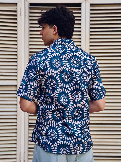 Men’s Indigo Sunburst Print Cuban Collar Shirt – Navy Blue Cream Batik Style Short Sleeve Button Down Relaxed Fit Summer Casual Beach Resort Wear