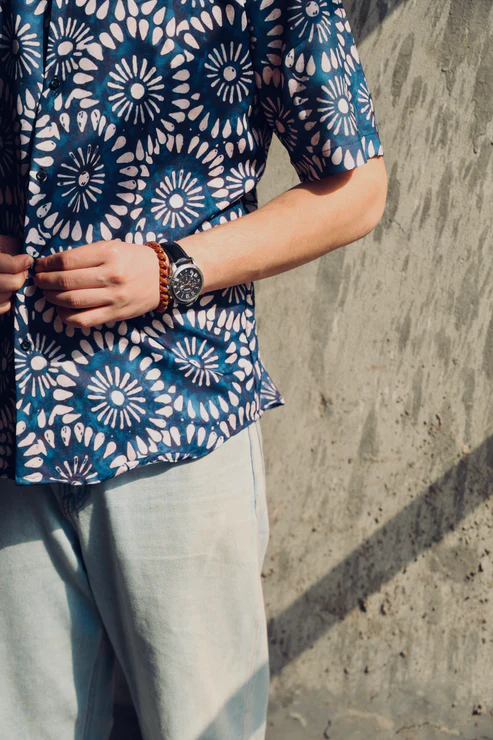 Men’s Indigo Sunburst Print Cuban Collar Shirt – Navy Blue Cream Batik Style Short Sleeve Button Down Relaxed Fit Summer Casual Beach Resort Wear